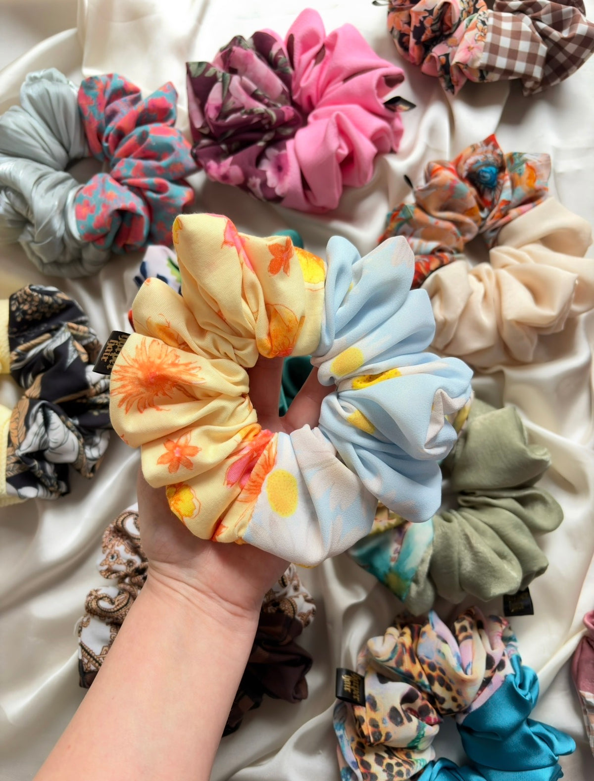 Members Lemon / Daisy XL Scrunchie